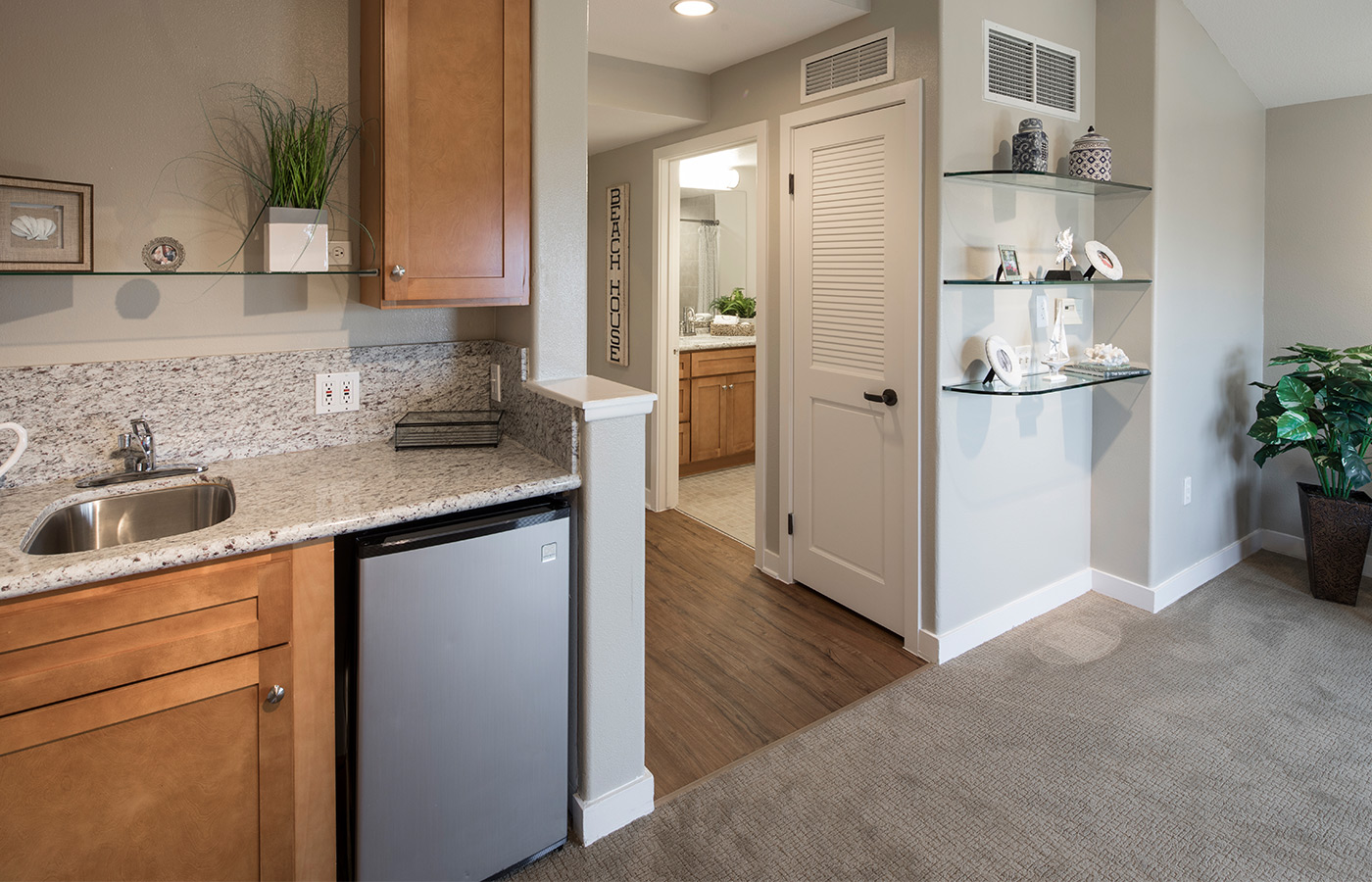 A fully furnished kitchen.