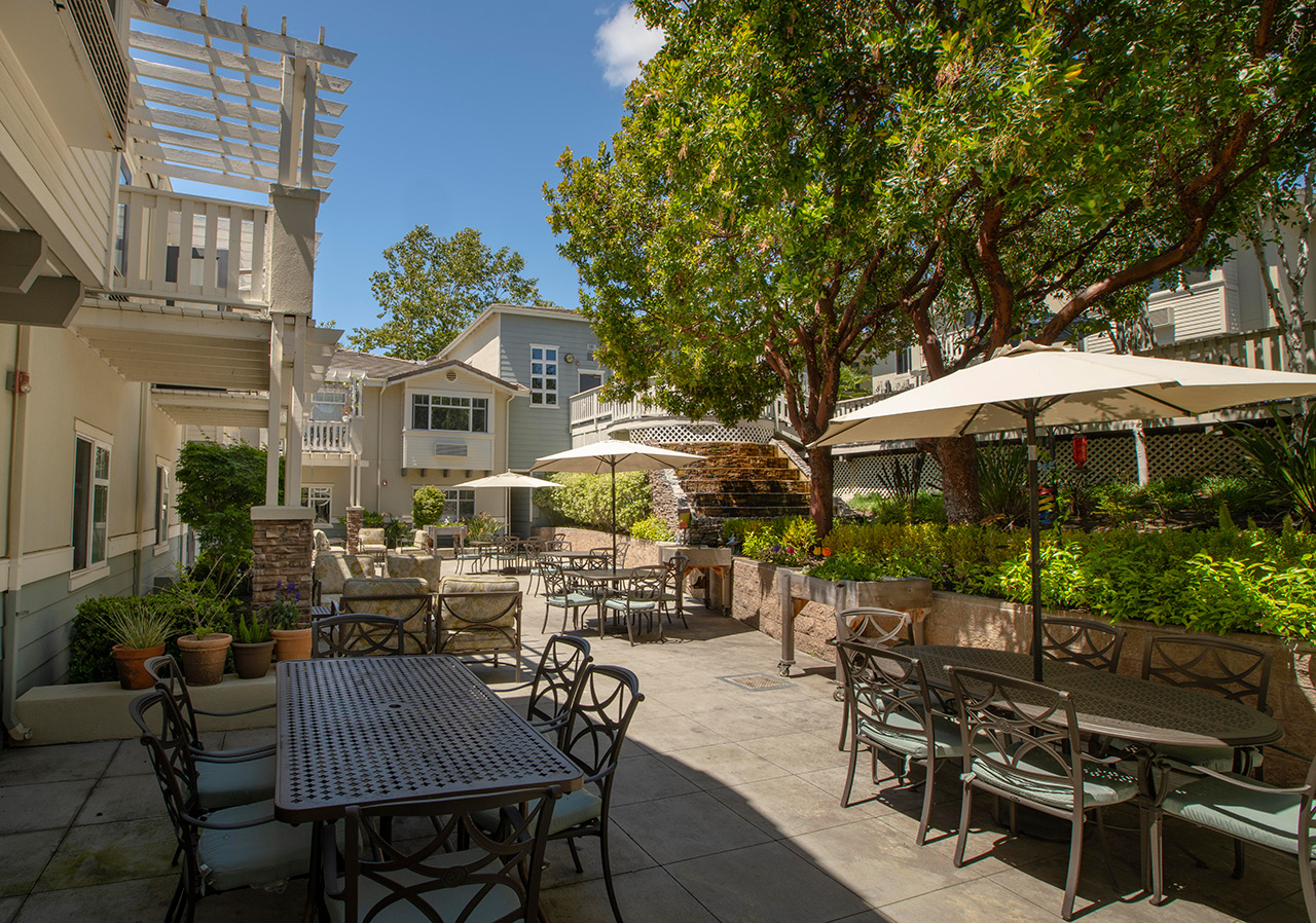 Fremont Hills garden with patio and seating area.