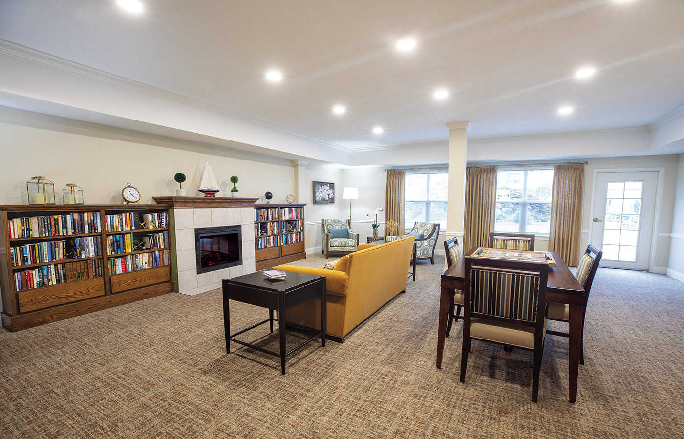 Library room with tables and chairs.