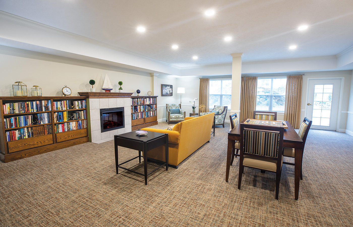 Library room with tables and chairs.