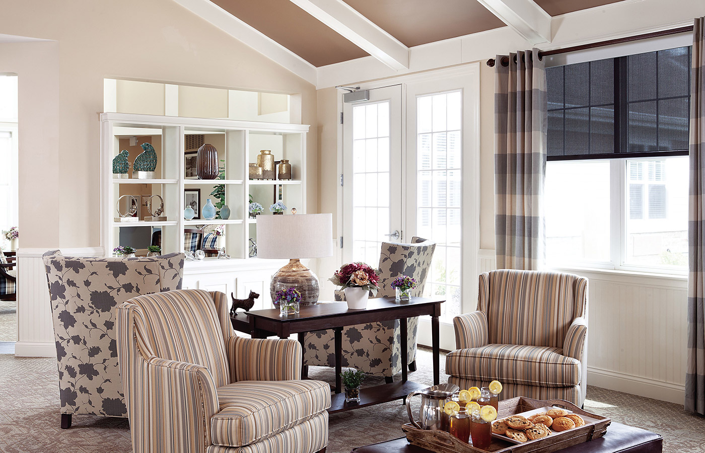 Pinebrook dining table with chairs. 