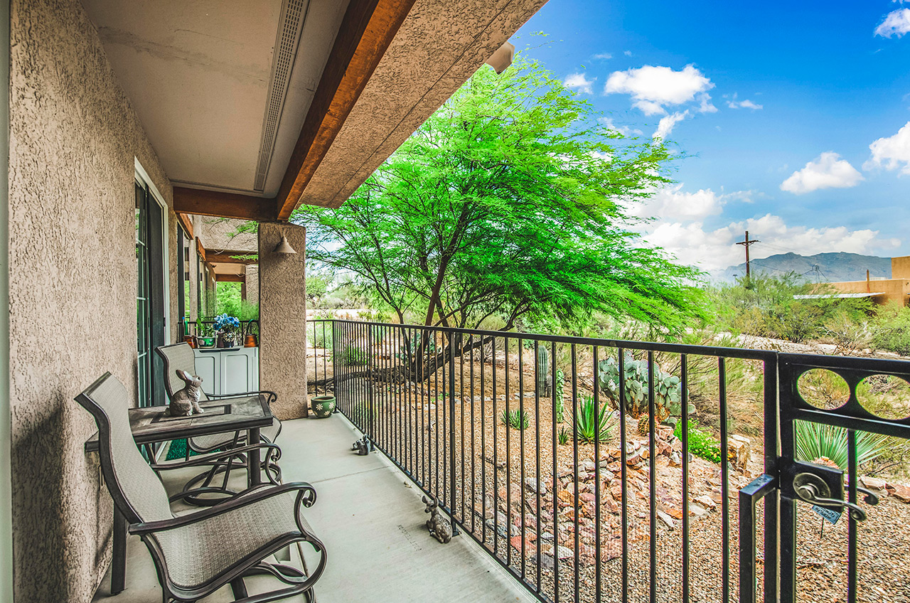 A patio at The Fountains at La Cholla.