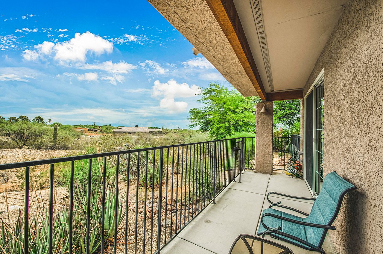 A patio at The Fountains at La Cholla.