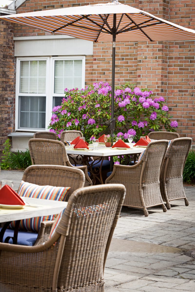 The Fountains at Millbrook courtyard with seating area.