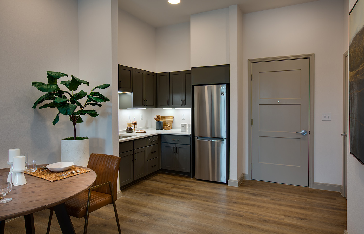 A fully furnished kitchen.