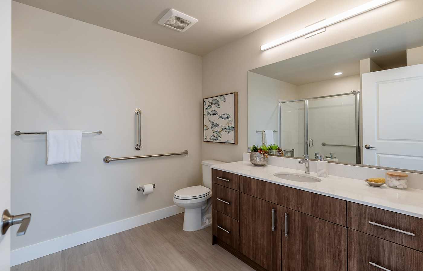 A fully furnished bathroom.