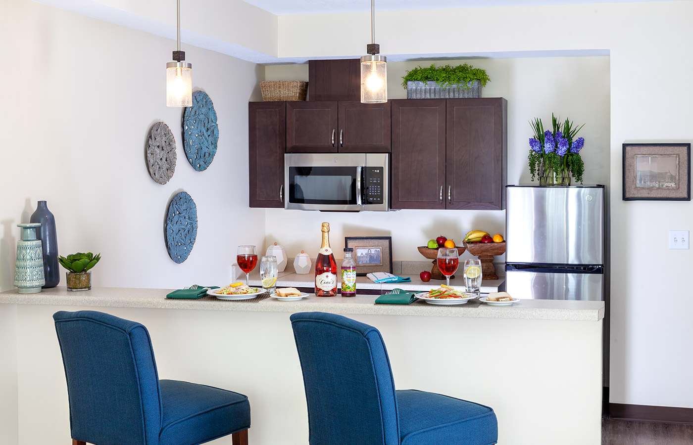 Kitchen bar with seats.