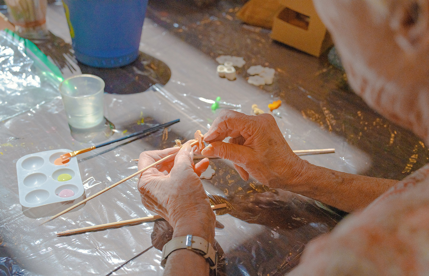 Residents are enjoying an art class.