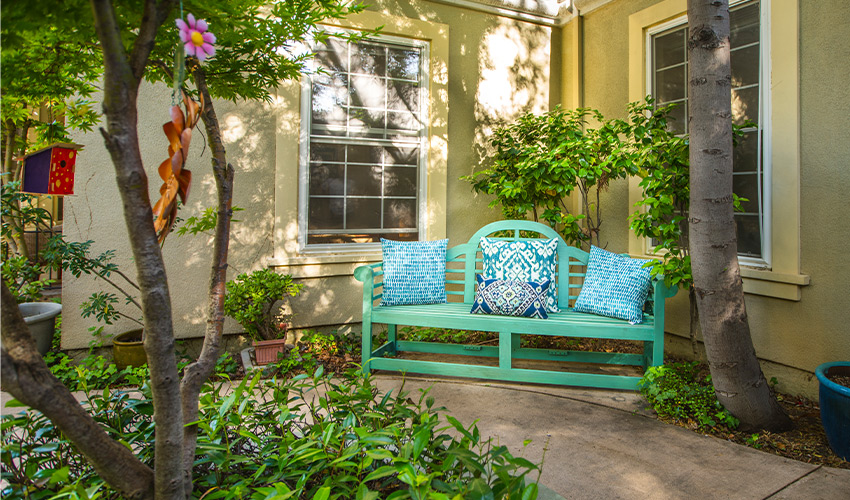 A bench for sitting in a garden.