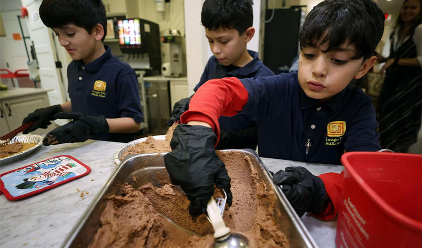 Kids making pie and scooping mouse.